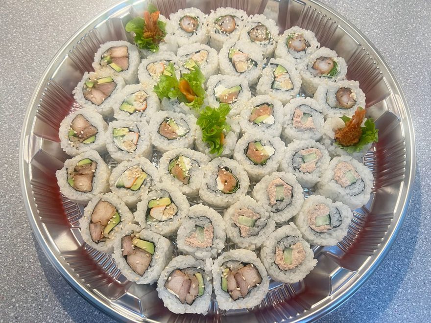 Grosse Sushi-Platte für Anlässe