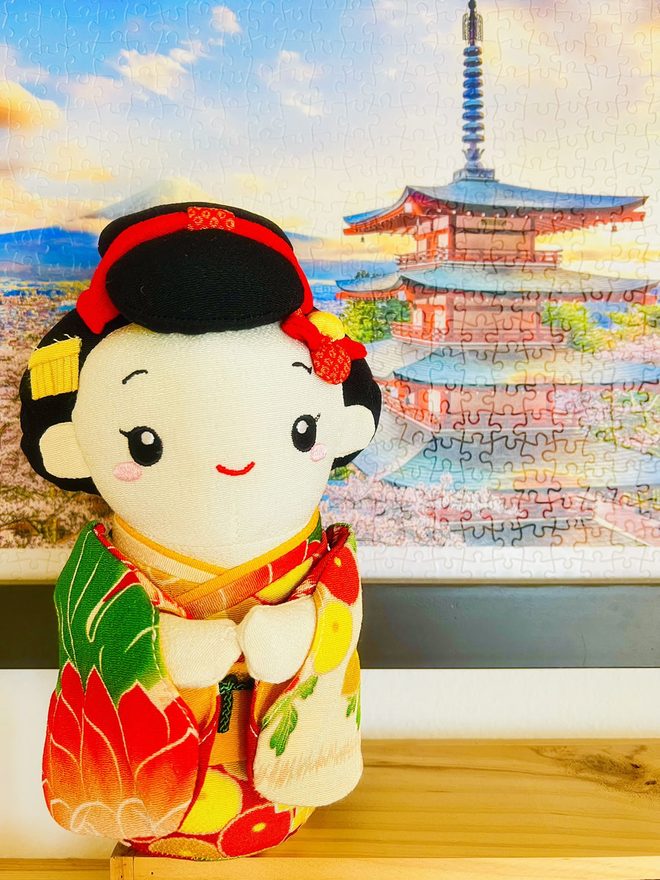 Japanische Kultur – Puppe vor Fuji-Motiv