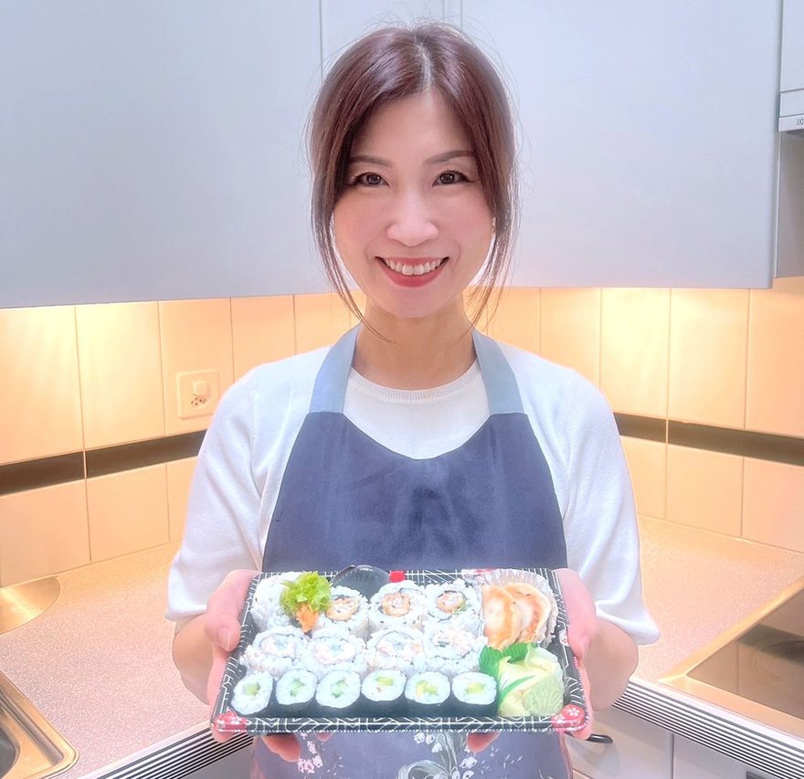 Akiko hält eine frisch zubereitete Sushi-Box
